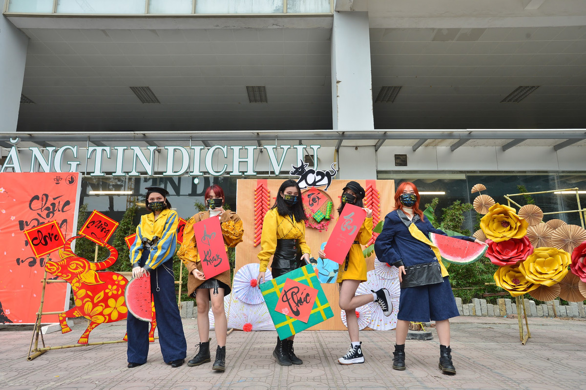 Bộ sưu tập mang chủ đề Van Gogh cũng được các bạn sinh viên sử dụng khẩu trang đồng điệu, đảm bảo vừa thời trang vừa tuyên truyền phòng chống dịch COVID-19.