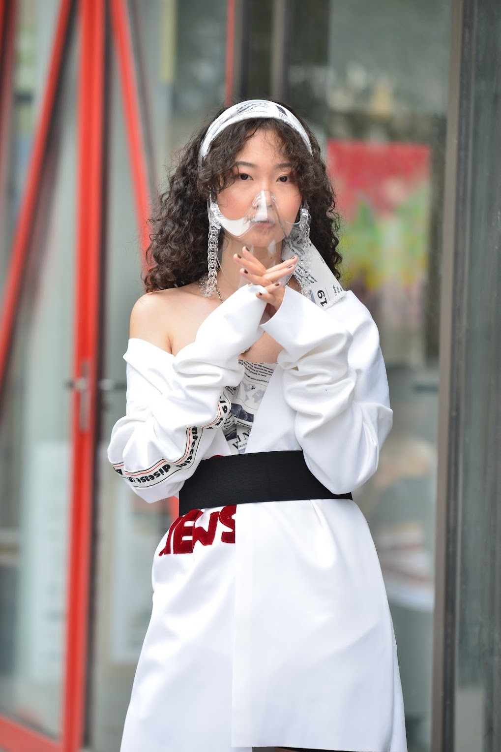 Toàn bộ các chi tiết trong bộ sưu tập thời trang tuyên truyền phòng chống dịch COVID-19 được chính tay các sinh viên thực hiện trong thời gian ngắn.