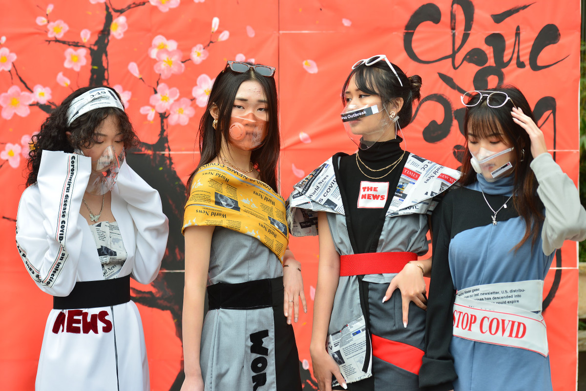 Mới đây, các bạn sinh viên của trường Đại học Kiến trúc Hà Nội đã cho ra mắt bộ sưu tập thời trang phòng chống COVID-19 gây ấn tượng khá mạnh trong cộng đồng. Được biết, bộ sưu tập này năm trong khuôn khổ Festival Tết Kiến trúc 2021 với chủ đề “Tết diệu kỳ - Tết yêu thương”.