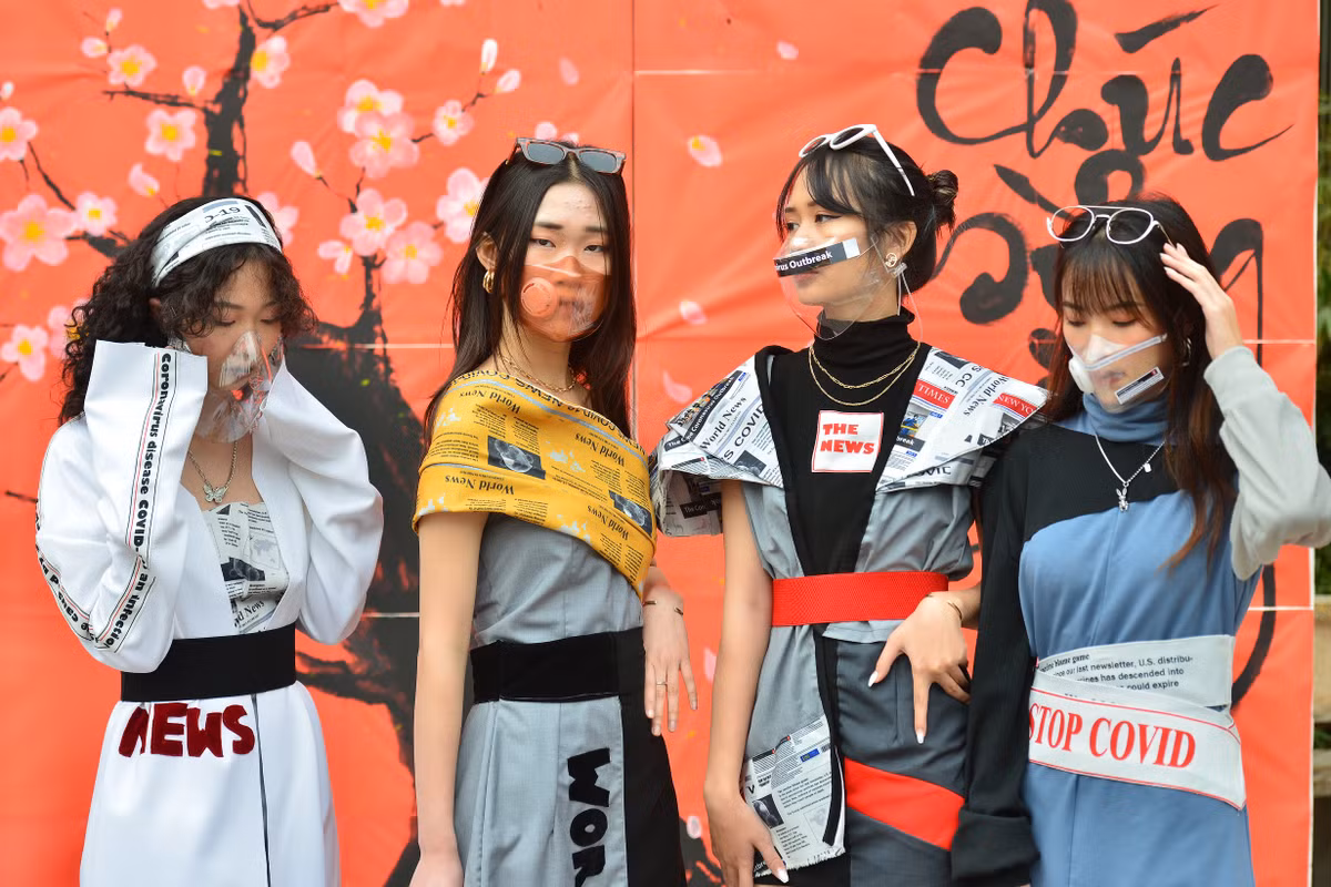 Mới đây, các bạn sinh viên của trường Đại học Kiến trúc Hà Nội đã cho ra mắt bộ sưu tập thời trang phòng chống COVID-19 gây ấn tượng khá mạnh trong cộng đồng. Được biết, bộ sưu tập này năm trong khuôn khổ Festival Tết Kiến trúc 2021 với chủ đề “Tết diệu kỳ - Tết yêu thương”.