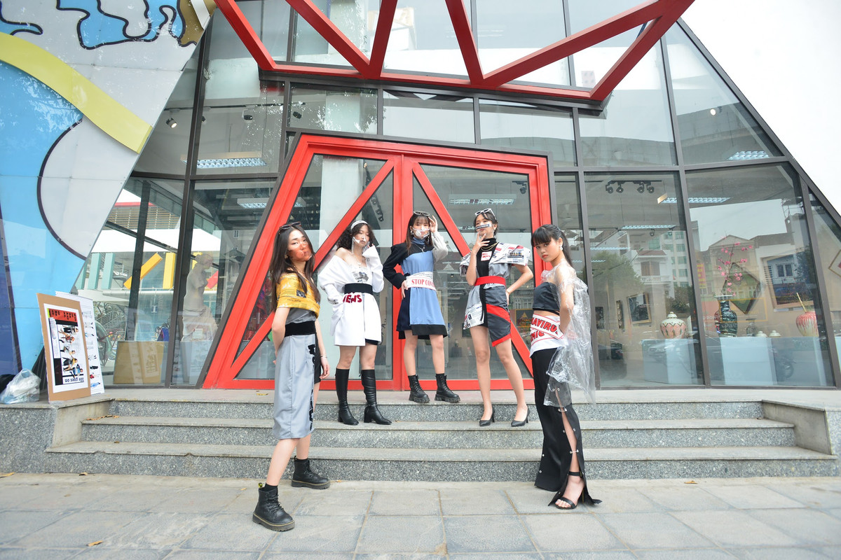 Mỗi bộ trang phục đều truyền tải thông điệp mong muốn dịch bệnh mau chóng kết thúc để mang lại bình an cho tất cả mọi người.