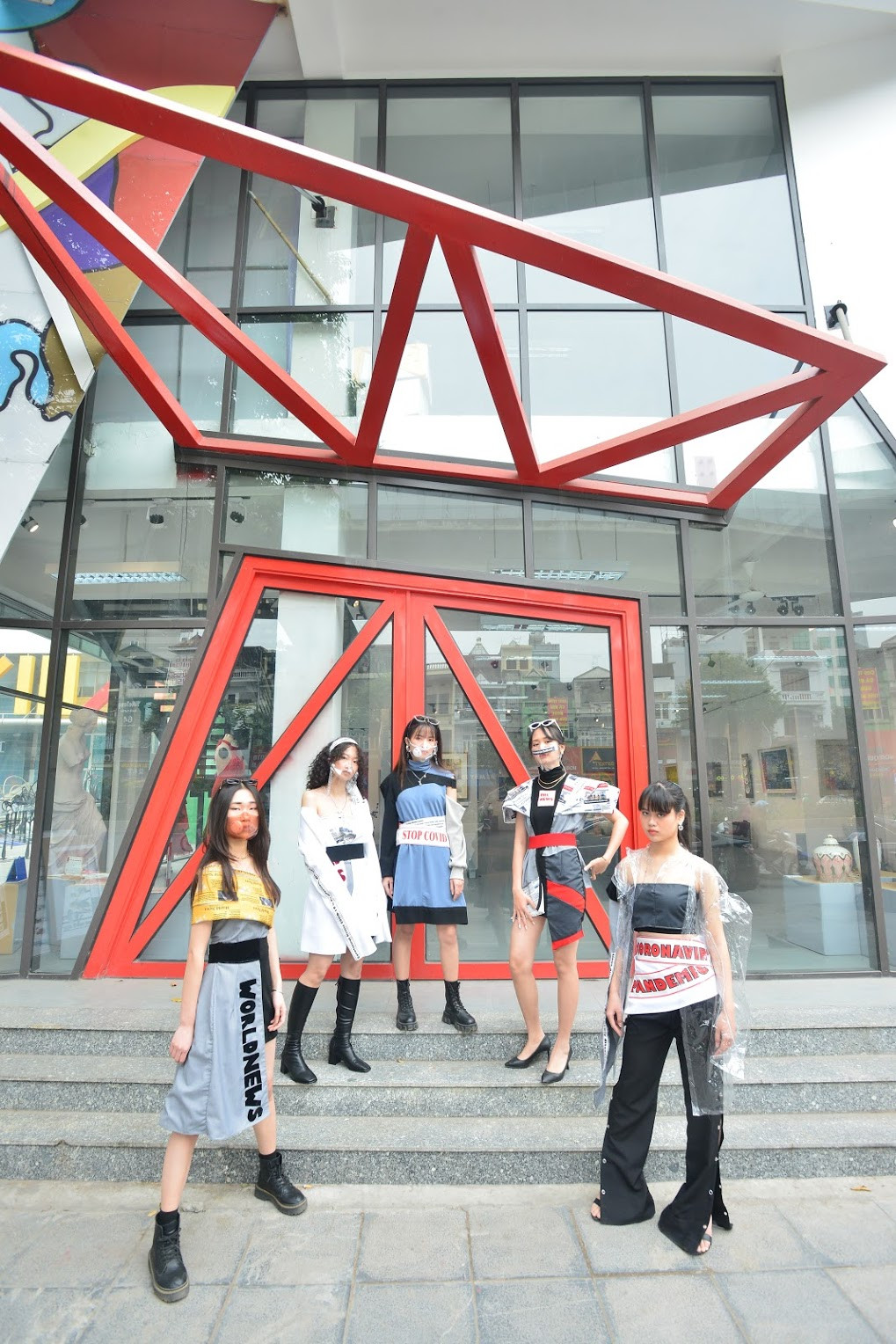 Đặc biệt, bộ thời trang mang chủ đề “Life goes on” (tạm dịch: Cuộc sống vẫn tiếp diễn) do 3 nhà thiết kế sinh viên Hà Phương Anh, Trần Thu Trang, Đào Minh Tú để lại nhiều ấn tượng mạnh về tạo hình và thông điệp mà các bạn truyền tải.