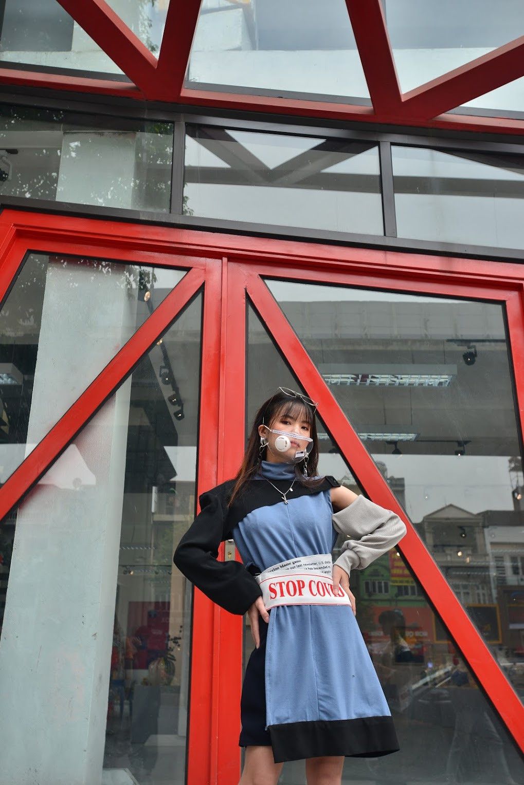 Kết hợp với các thiết kế thời trang độc đáo, chiếc khẩu trang trong suốt còn trông rất "thời trang" khi được sử dụng.