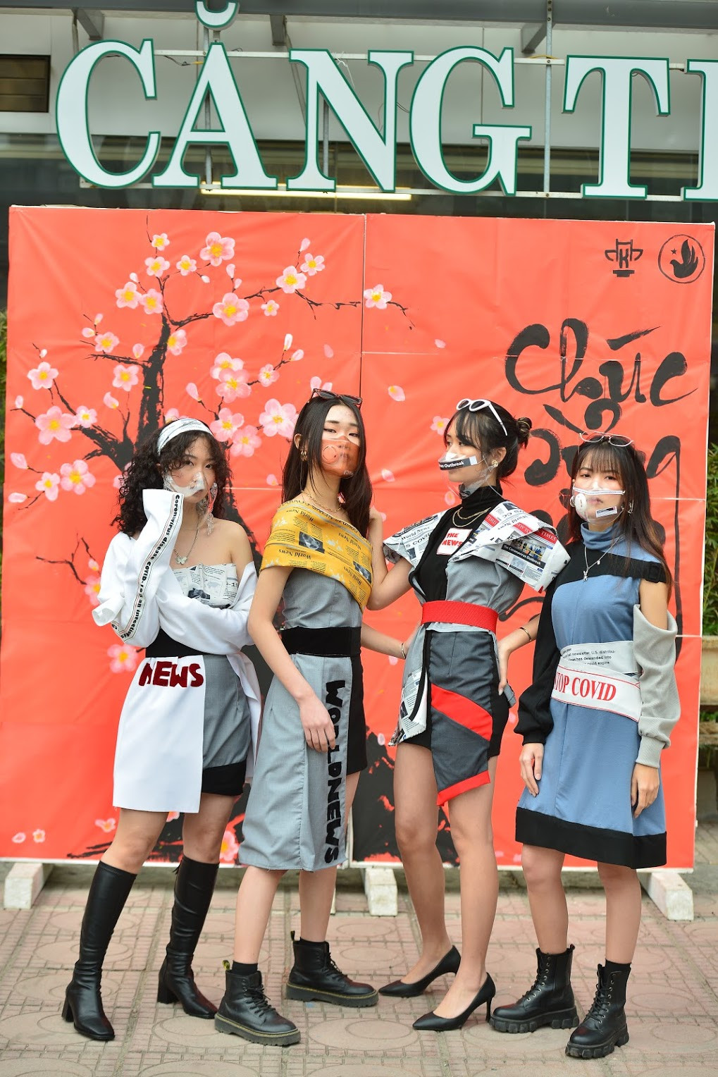 Bộ trang phục được lấy cảm hứng từ các bài báo, thông tin phòng chống dịch bệnh được đăng tải trên thế giới.