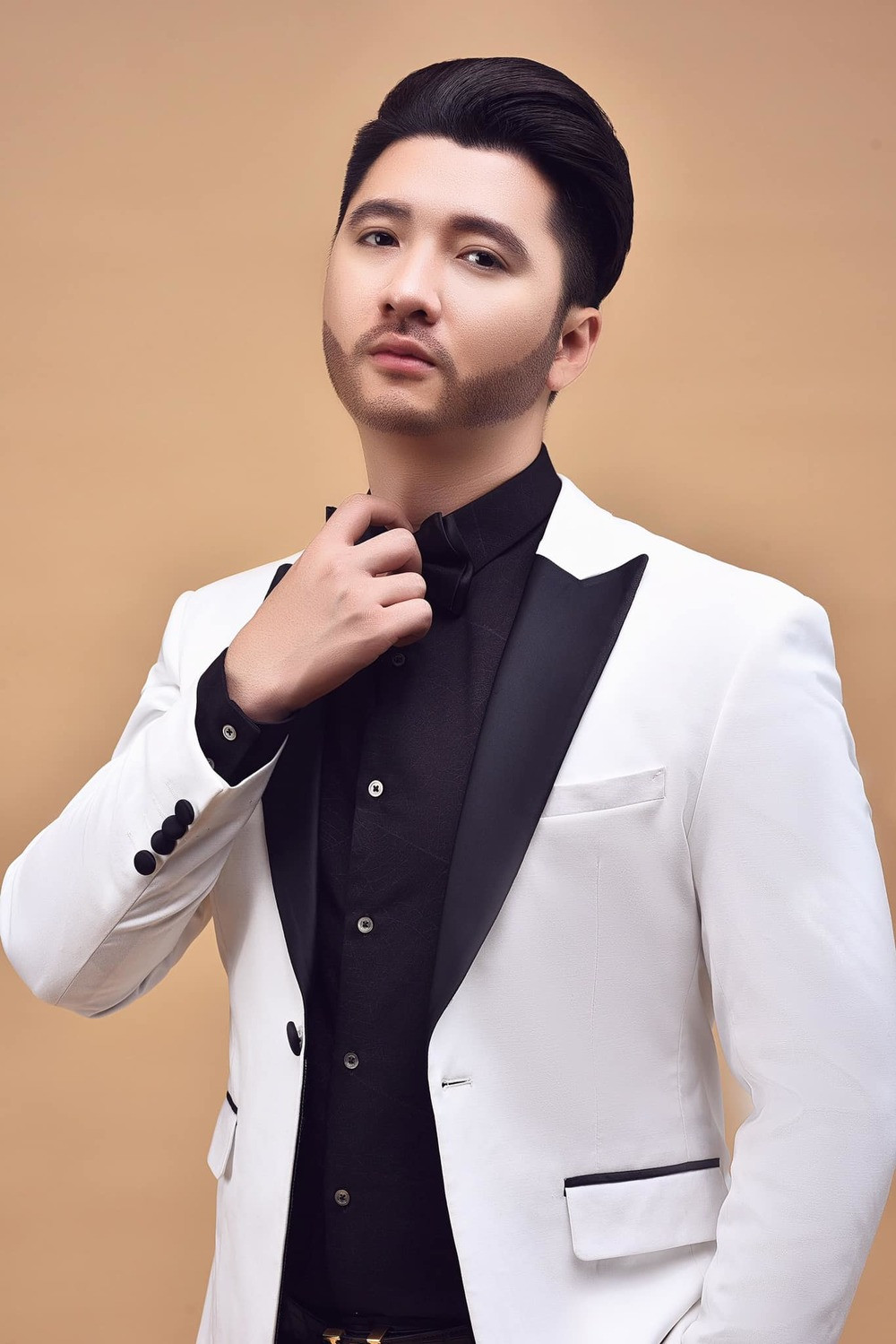 Về phía chồng cũ Âu Hà My, anh chàng xuất hiện trở lại với hình ảnh khá khác lạ với người hâm mộ. Nam đạo diễn trẻ tăng cân khá nhiều, anh cũng không ngại ngần chia sẻ việc mình đi cấy râu để có ngoại hình nam tính hơn.