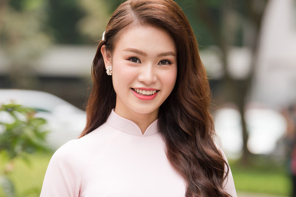 Không chỉ giỏi giang, Vân còn chiếm nhiều cảm tình của khán giả nhờ nhan sắc xinh đẹp, dịu dàng cùng cách ứng xử thông minh.