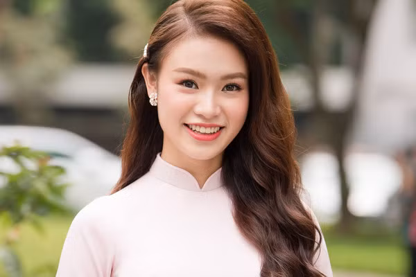 Không chỉ giỏi giang, Vân còn chiếm nhiều cảm tình của khán giả nhờ nhan sắc xinh đẹp, dịu dàng cùng cách ứng xử thông minh.