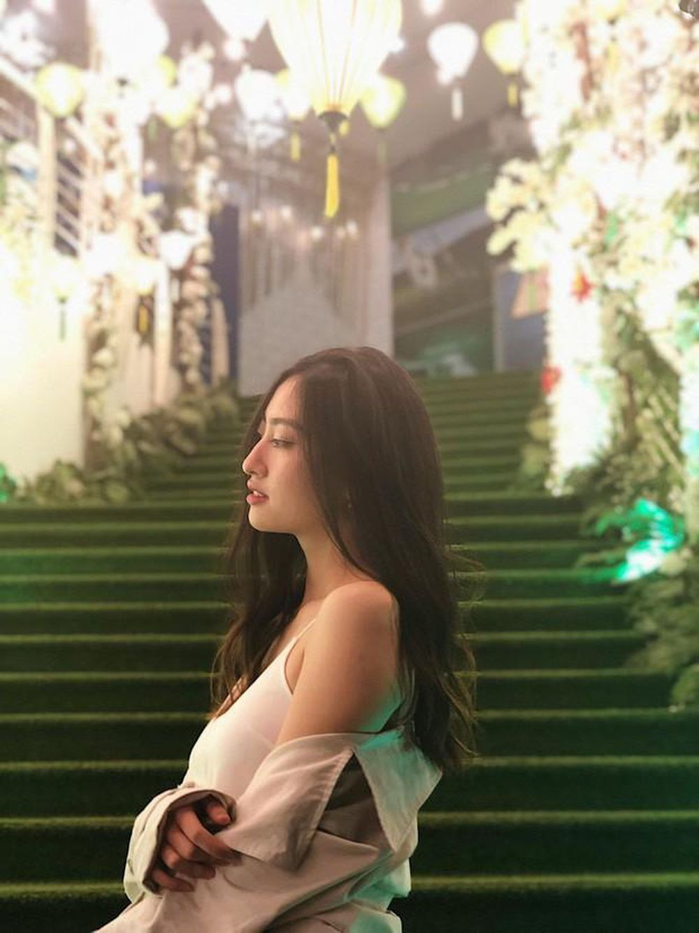 Là sinh viên của trường ĐH Ngoại thương, Lương Thuỳ Linh gây ấn tượng về thành tích học tập.