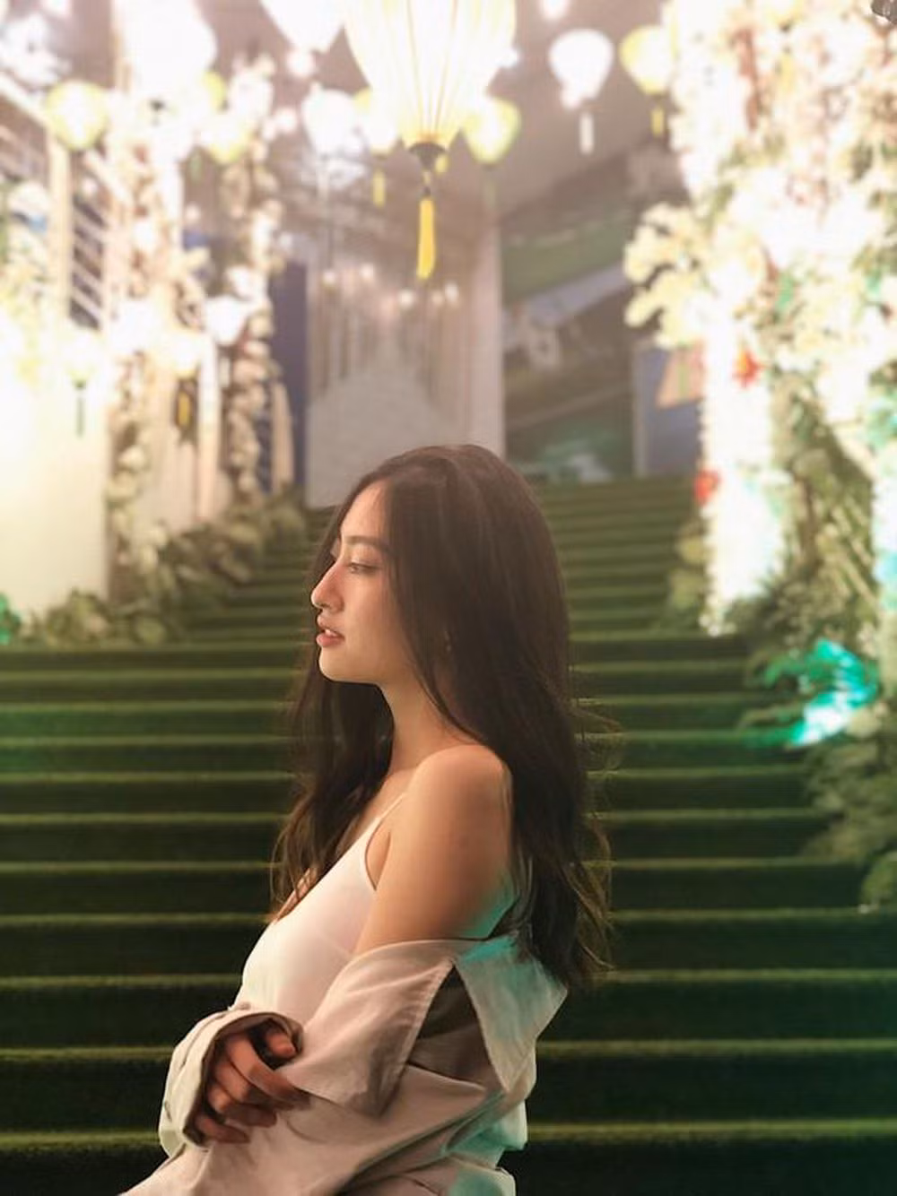 Là sinh viên của trường ĐH Ngoại thương, Lương Thuỳ Linh gây ấn tượng về thành tích học tập.