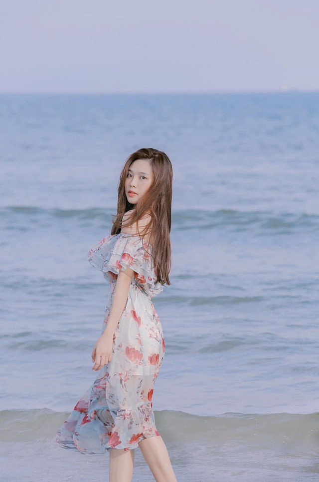 Gương mặt thanh tú, vóc dáng đáng mơ ước cùng với gu thời trang ấn tượng là những thế mạnh của gái xinh sinh năm 2000.