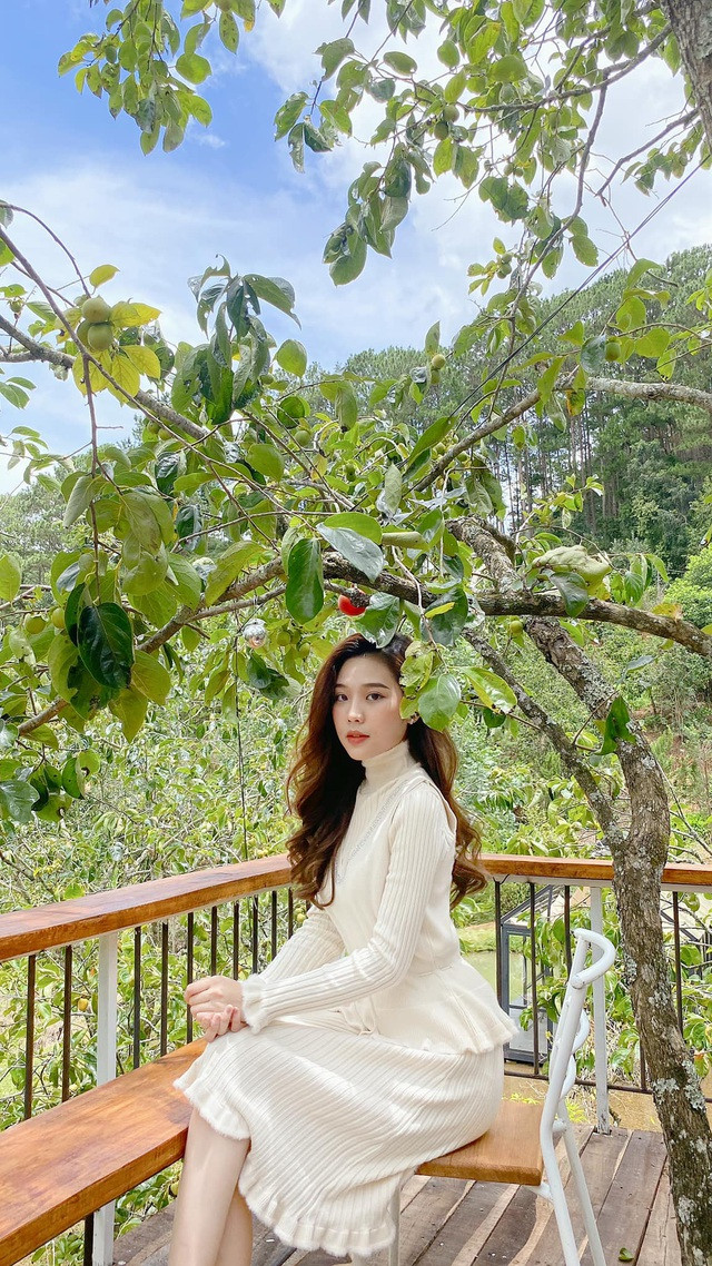 Mặc dù không trang điểm cầu kì nhưng Minh Tú vẫn rất nổi bật.