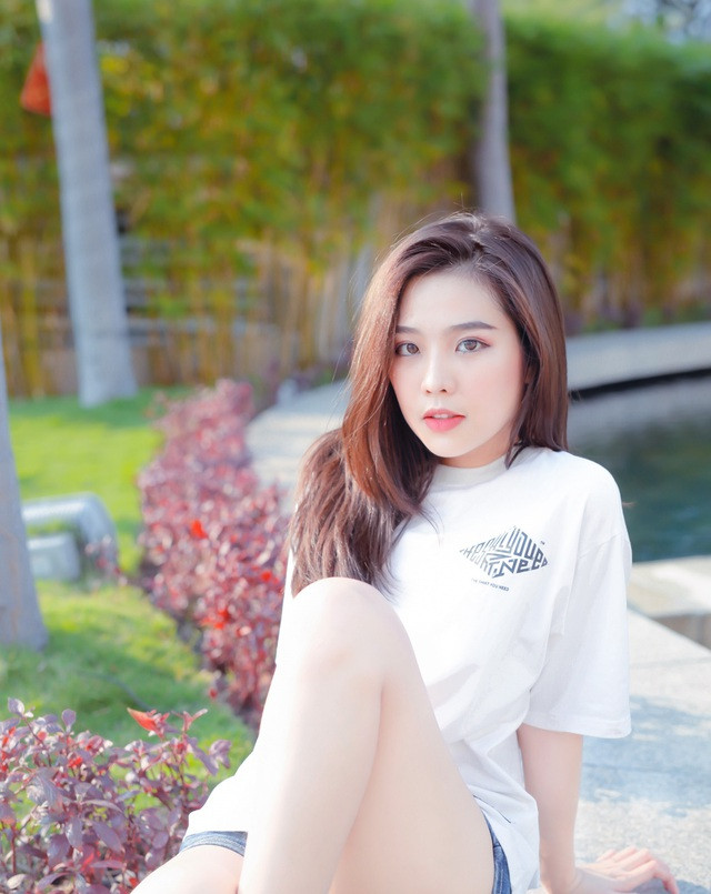 Thời gian rảnh rỗi, Minh Tú còn thử sức làm mẫu ảnh cho các cửa hàng thời trang thiết kế.