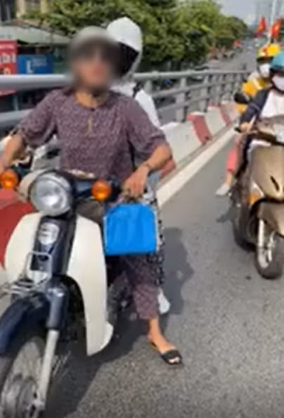 Nhặt đồ của người khác rồi tự nhận là của mình, dù bị vạch trần, nhân vật này vẫn nhất quyết không chịu trả đồ. Sau một hồi cãi cọ, người phụ nữ này đã quăng chiếc túi sang bên kia đường rồi bỏ đi, kèm theo nhiều lời mắng chửi.