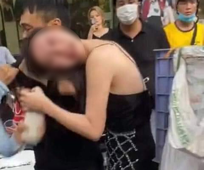 Đặc biệt, cô gái "tiểu tam" này đã trở thành nhân vật gây chú ý nhất từ trên MXH cho đến ngoài đời với hàng loạt câu thả thính, cuộc sống sang chảnh trên trang cá nhân.