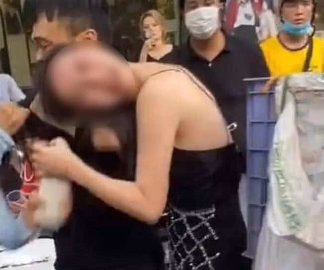 Đặc biệt, cô gái "tiểu tam" này đã trở thành nhân vật gây chú ý nhất từ trên MXH cho đến ngoài đời với hàng loạt câu thả thính, cuộc sống sang chảnh trên trang cá nhân.