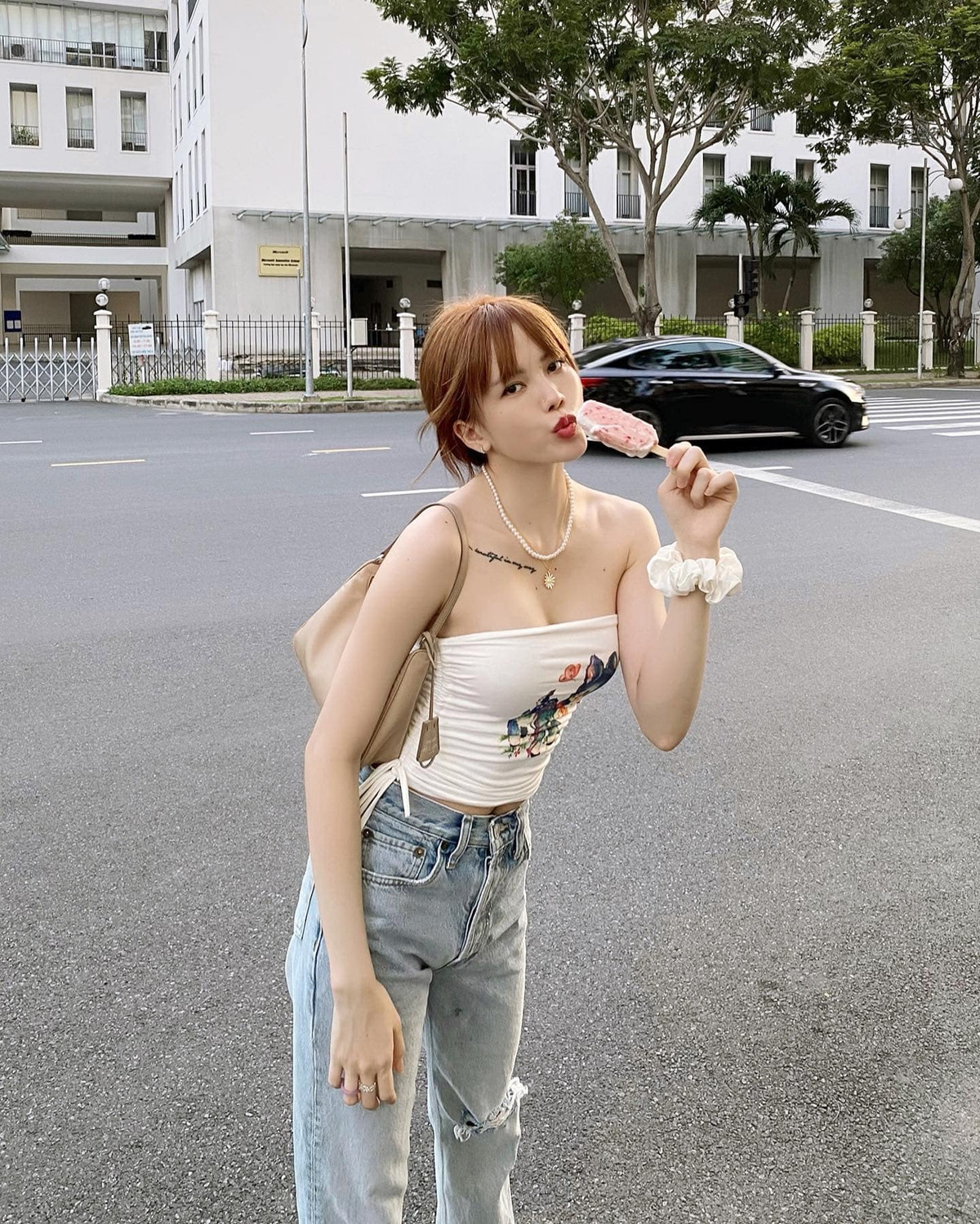 Dù thường xuyên lảng tránh vì không muốn chuyện riêng tư ảnh hưởng đến công việc nhưng nhiều năm qua, Thiều Bảo Trâm vẫn được dân mạng gọi với biệt danh "bạn gái Sơn Tùng M-TP".