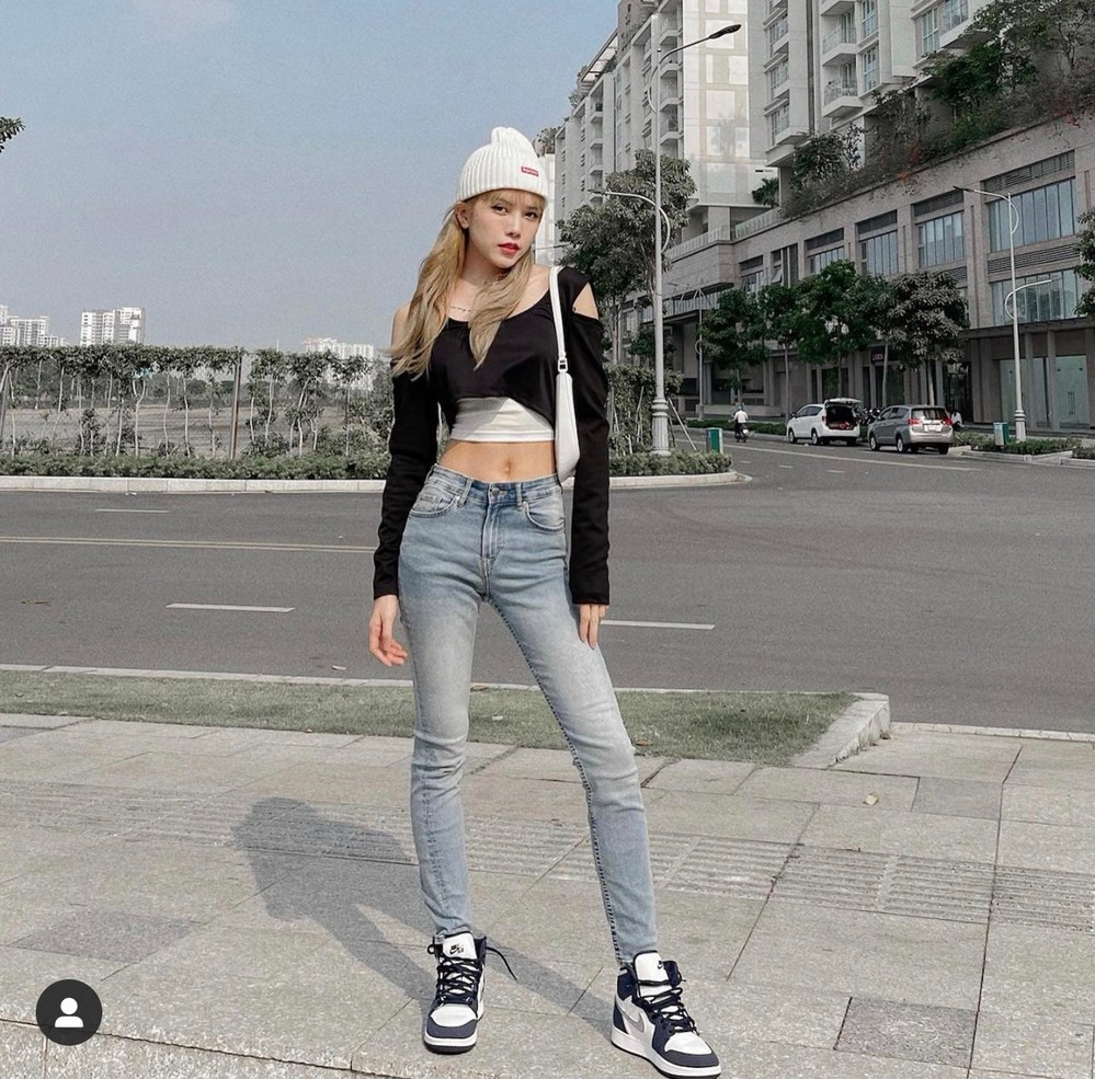 Mới đây trên trang cá nhân, Thiều Bảo Trâm chia sẻ những hình ảnh về một buổi xuống phố, dù ăn mặc khá đơn giản nhưng nữ ca sĩ lại gây ấn tượng với vòng eo bé xíu.