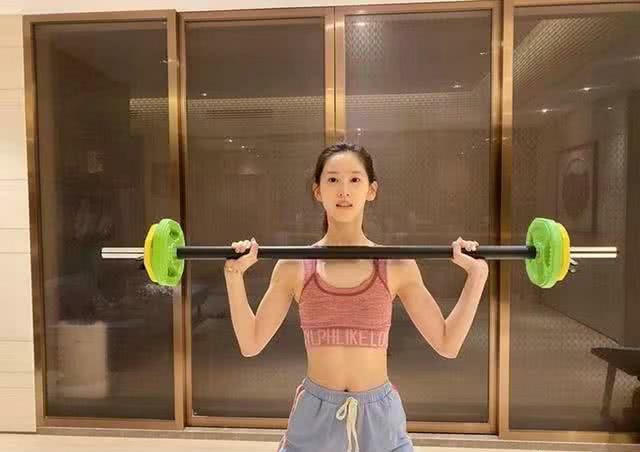 Chương Trạch Thiên sinh ngày 18/11/1993 tại Nam Kinh. Cô lớn lên trong gia đình có bố mẹ ly hôn từ sớm. Bố cô vừa là doanh nhân thành đạt, đồng thời cũng là Chủ tịch Hiệp hội Mỹ thuật Trung Quốc.