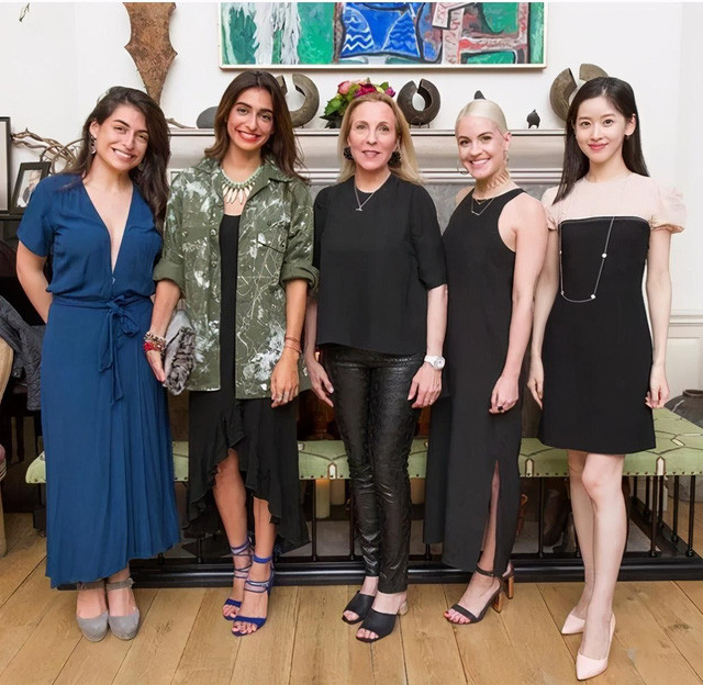 Chương Trạch Thiên từng rất nổi tiếng trên mạng xã hội như một "hot girl trà sữa" trong thời điểm đang theo học THPT chuyên ngữ Nam Kinh. Thời điểm đó, thậm chí còn có đạo diễn nổi tiếng Trương Nghệ Mưu mời cô tham gia đóng phim, nhưng cô đã nhanh chóng từ chối để tập trung thi đại học.