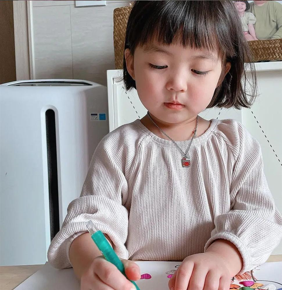 Jinmiran càng lớn càng xinh xắn dù cặp má không còn "bánh bao" như trước.