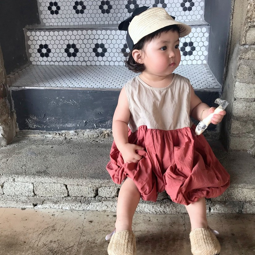 Hot kid này có nước da trắng hồng, nụ cười dễ thương và những biểu cảm rất hài hước.