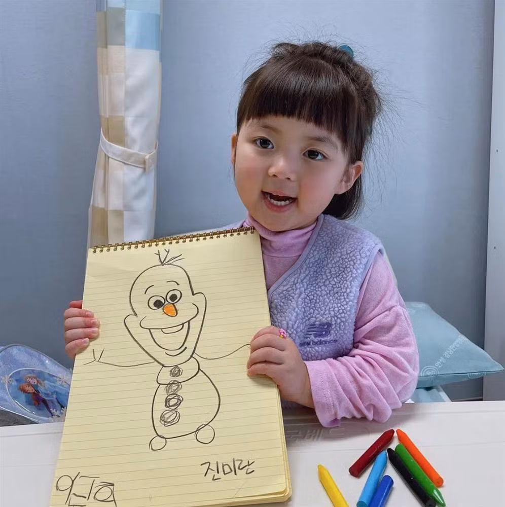 Hot kid đáng yêu này cũng được mẹ cho thử nghiệm rất nhiều phong cách thời trang khác nhau, khi nữ tính điệu đà, khi cool ngầu lạnh lùng, khi bánh bèo ngọt ngào...