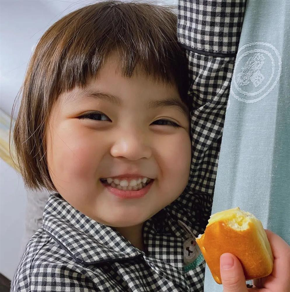 So với khi mới nổi, bây giờ Miran đã lớn hơn nhưng vẻ dễ thương, đáng yêu thì không hề suy giảm.