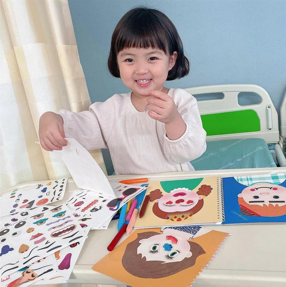 Mẹ bé thường xuyên cập nhật ảnh cuộc sống thường ngày của con gái.