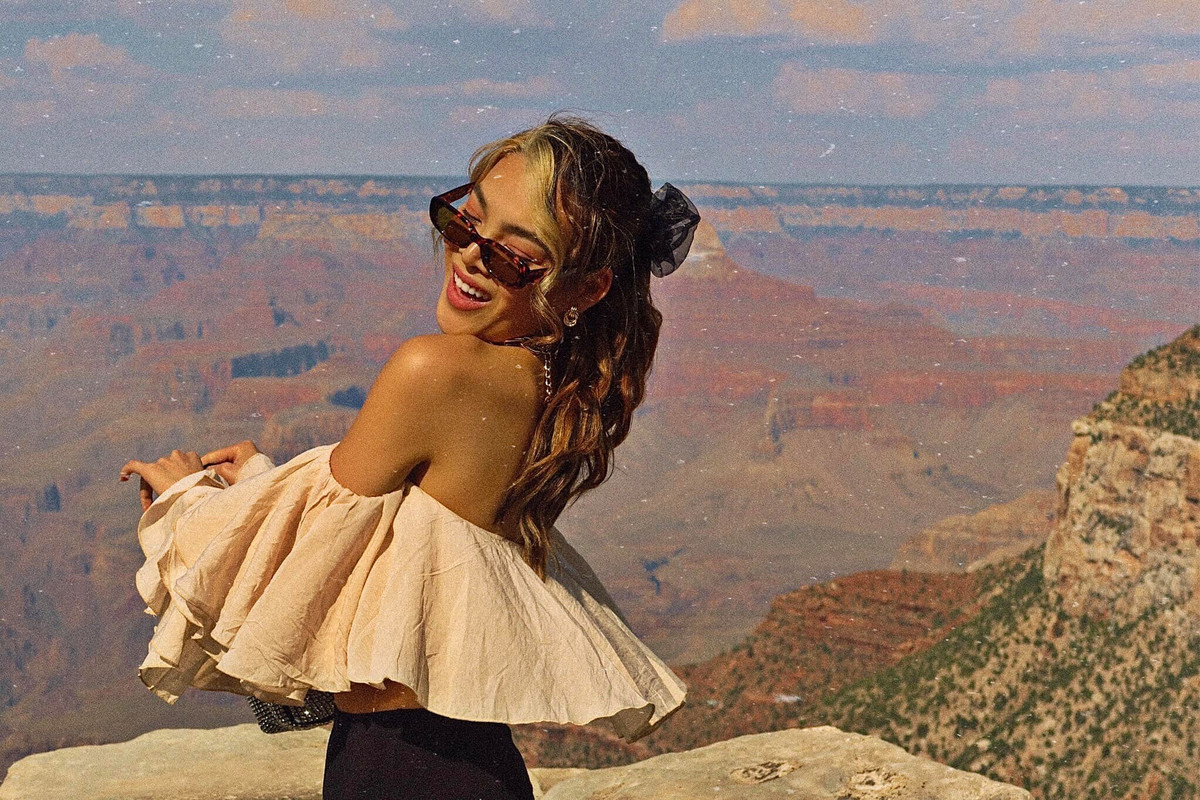 Trên trang cá nhân, cô nàng không ngại chia sẻ những khoảnh khắc đời thường với mặt mộc.