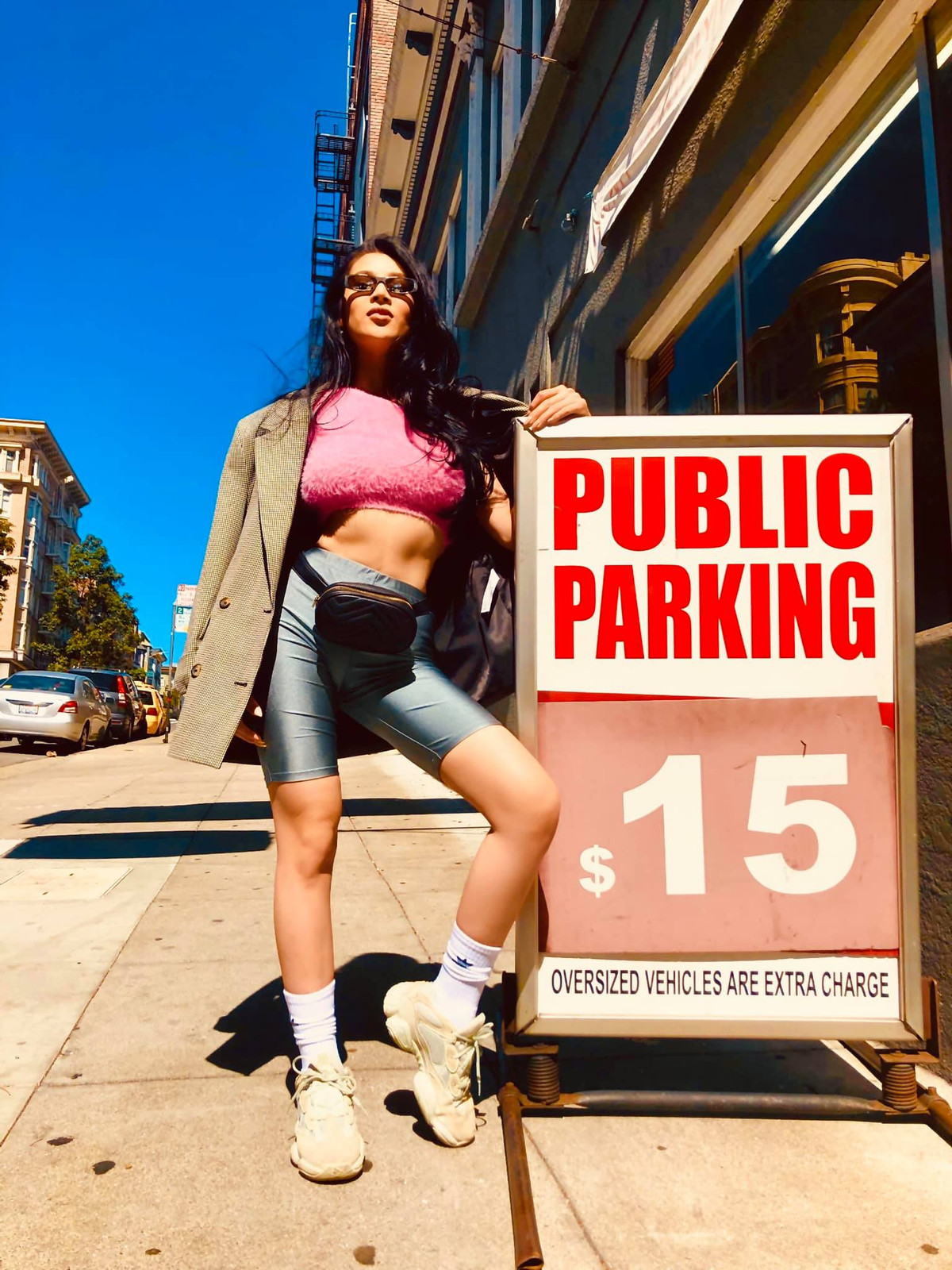 Cùng với nhan sắc nổi bật, Trân Đài còn có thành tích học tập đáng nể. Cô từng theo học chuyên ngành Esthetician thuộc trường Asian American Beauty College. Trân Đài sử dụng thành thạo ngoại ngữ và tự tin thể hiện bản thân mình. Ảnh: FBNV