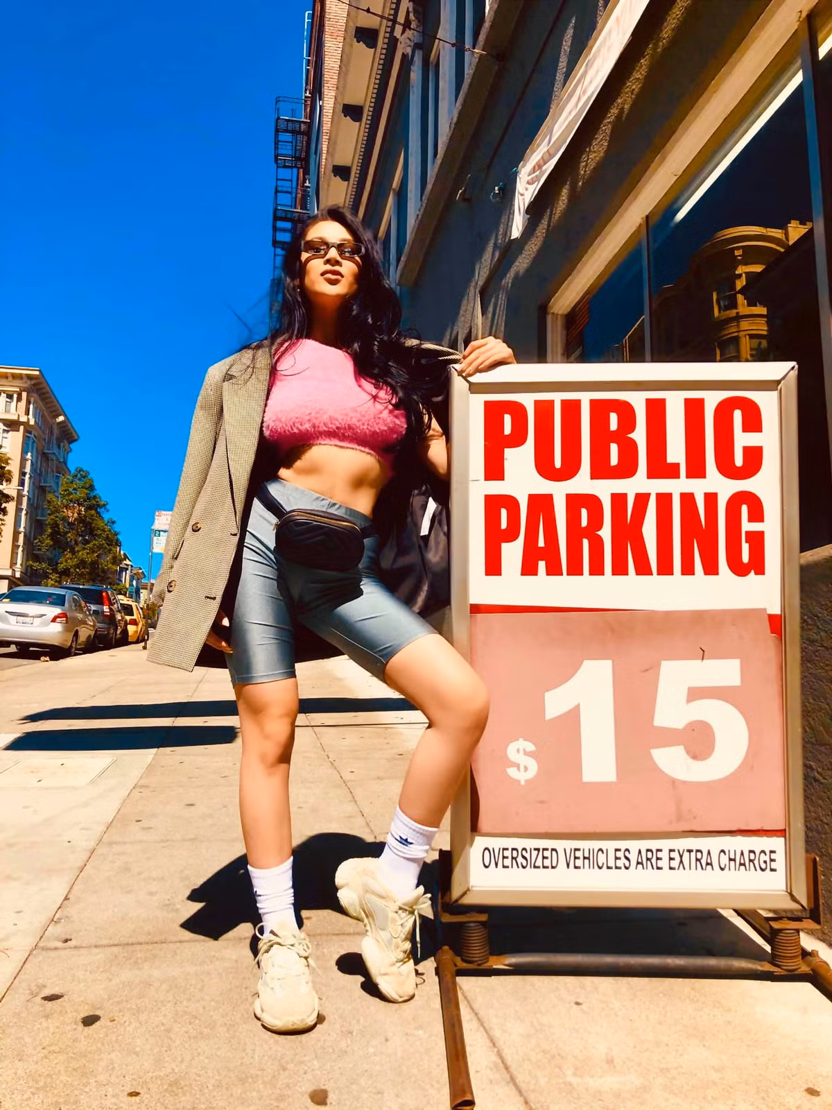 Cùng với nhan sắc nổi bật, Trân Đài còn có thành tích học tập đáng nể. Cô từng theo học chuyên ngành Esthetician thuộc trường Asian American Beauty College. Trân Đài sử dụng thành thạo ngoại ngữ và tự tin thể hiện bản thân mình. Ảnh: FBNV