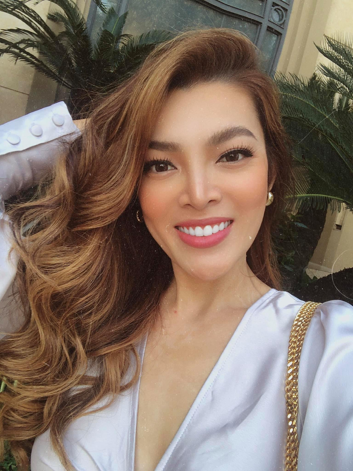 Người đẹp chuyển giới tạo ấn tượng nhờ nhan sắc quyến rũ lai Tây cùng vóc dáng gợi cảm.