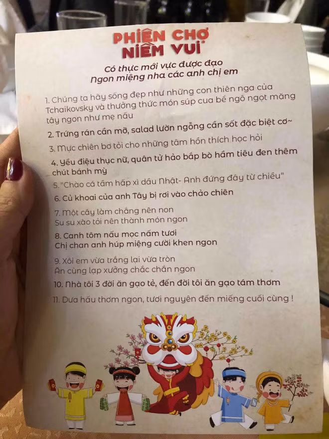 Hay mới đây nhất, hình ảnh về menu của một công ty ở Hà Nội trong tiệc tất niên cũng khiến dân mạng phải cười bò. Ngay từ món ăn đầu tiên đã khiến những khách mời phải cười ngoác miệng.