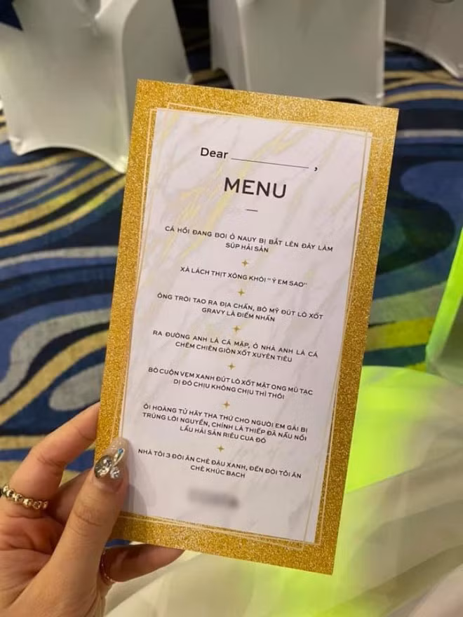Điển hình là bức ảnh chụp thực đơn bá đạo này, tất cả món ăn đều được đặt tên “dài hàng cây số” để thể hiện hết ý đồ của chủ nhân.