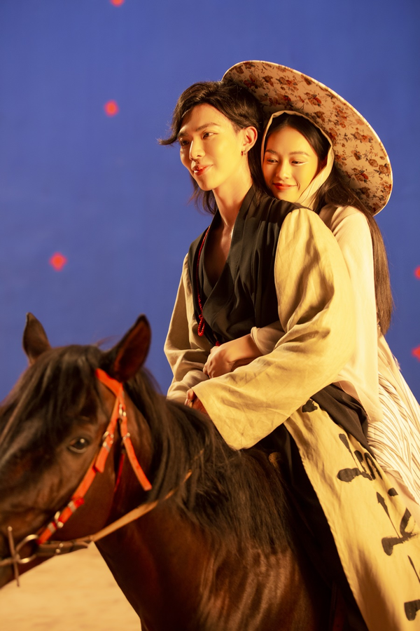 Nữ chính trong MV tái xuất lần này của Erik là Nguyễn Minh Hà, sinh năm 1999, hiện đang là một mẫu ảnh tự do tại Hà Nội.