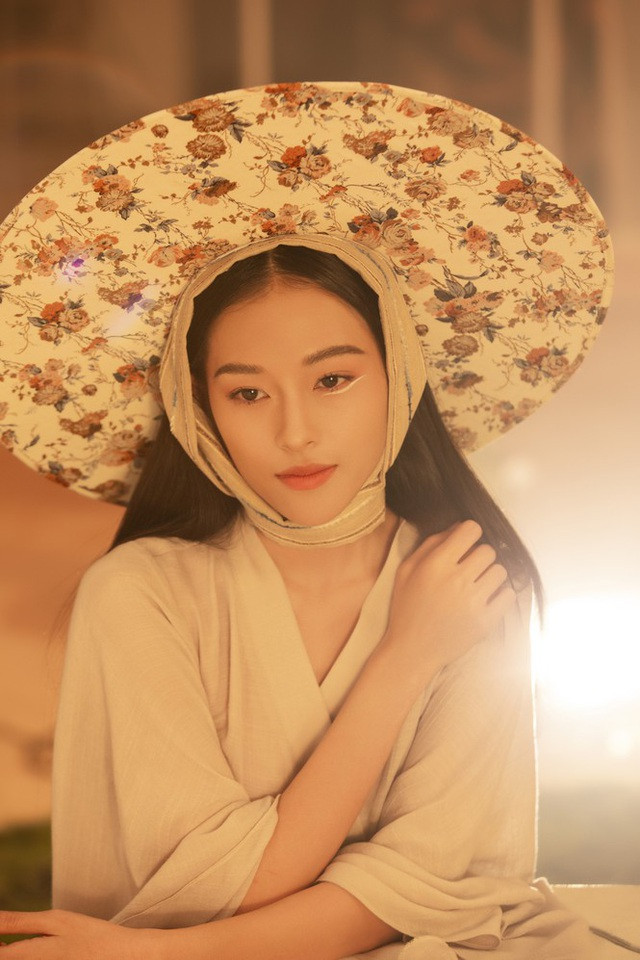 MV mới "Anh luôn là lý do" của ca sĩ Erik khiến khán giả yêu mến anh thích thú. Bên cạnh giai điệu Pop Dance cùng vũ điệu sôi động, không ít netizen còn bị thu hút bởi gương mặt của nữ chính trong MV.