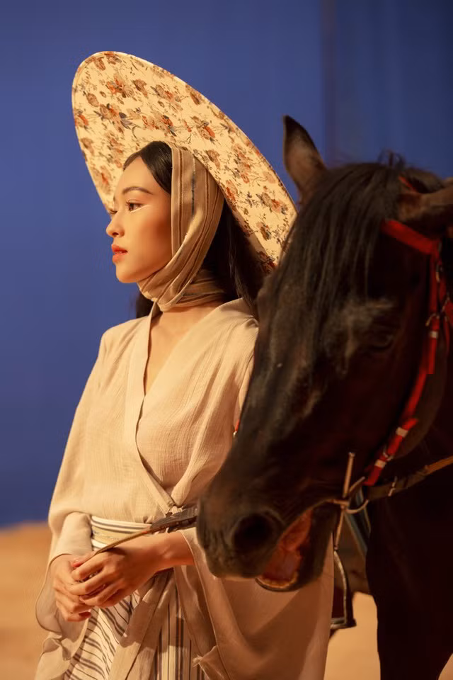 Không chỉ được khen giống Chương Tử Di, Minh Hà còn được các blogger xứ Trung nhận xét là có nét giống Trương Bá Chi hay nữ diễn viên Tôn Di.