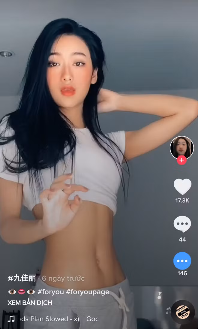 Cô nàng cũng có sở thích khoe eo thon giống hệt Lê Bống.