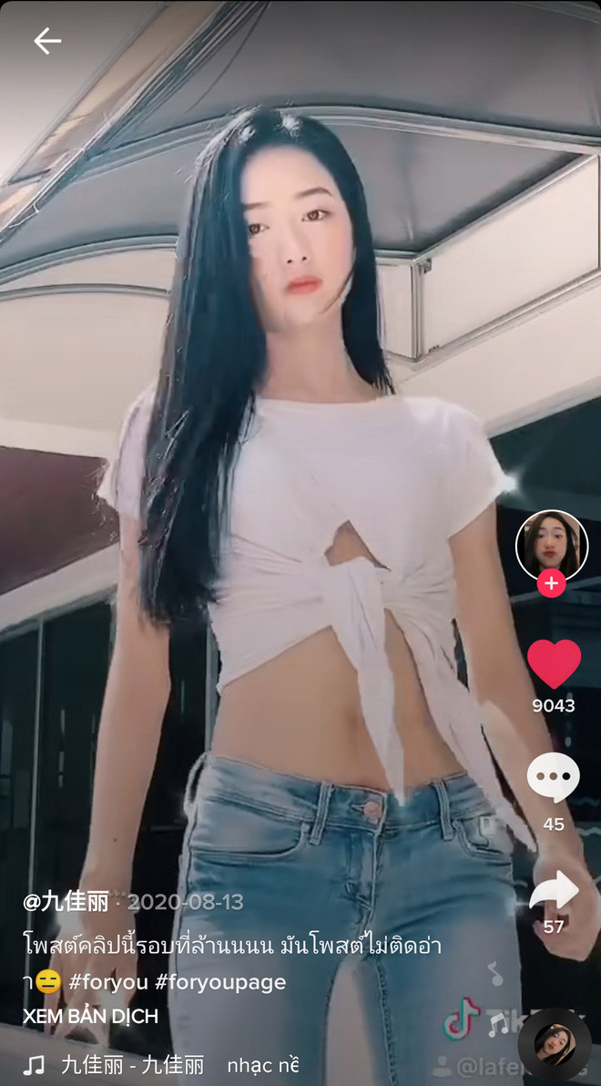 Phong cách thời trang cũng khá giống nhau khi hai cô nàng rất thích diện những bộ đồ ôm sát, váy ngắn hay những chiếc áo croptop phong cách.