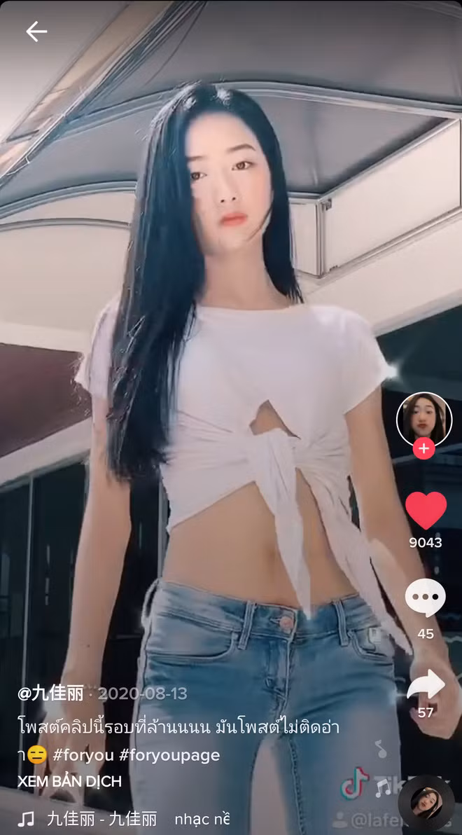 Phong cách thời trang cũng khá giống nhau khi hai cô nàng rất thích diện những bộ đồ ôm sát, váy ngắn hay những chiếc áo croptop phong cách.