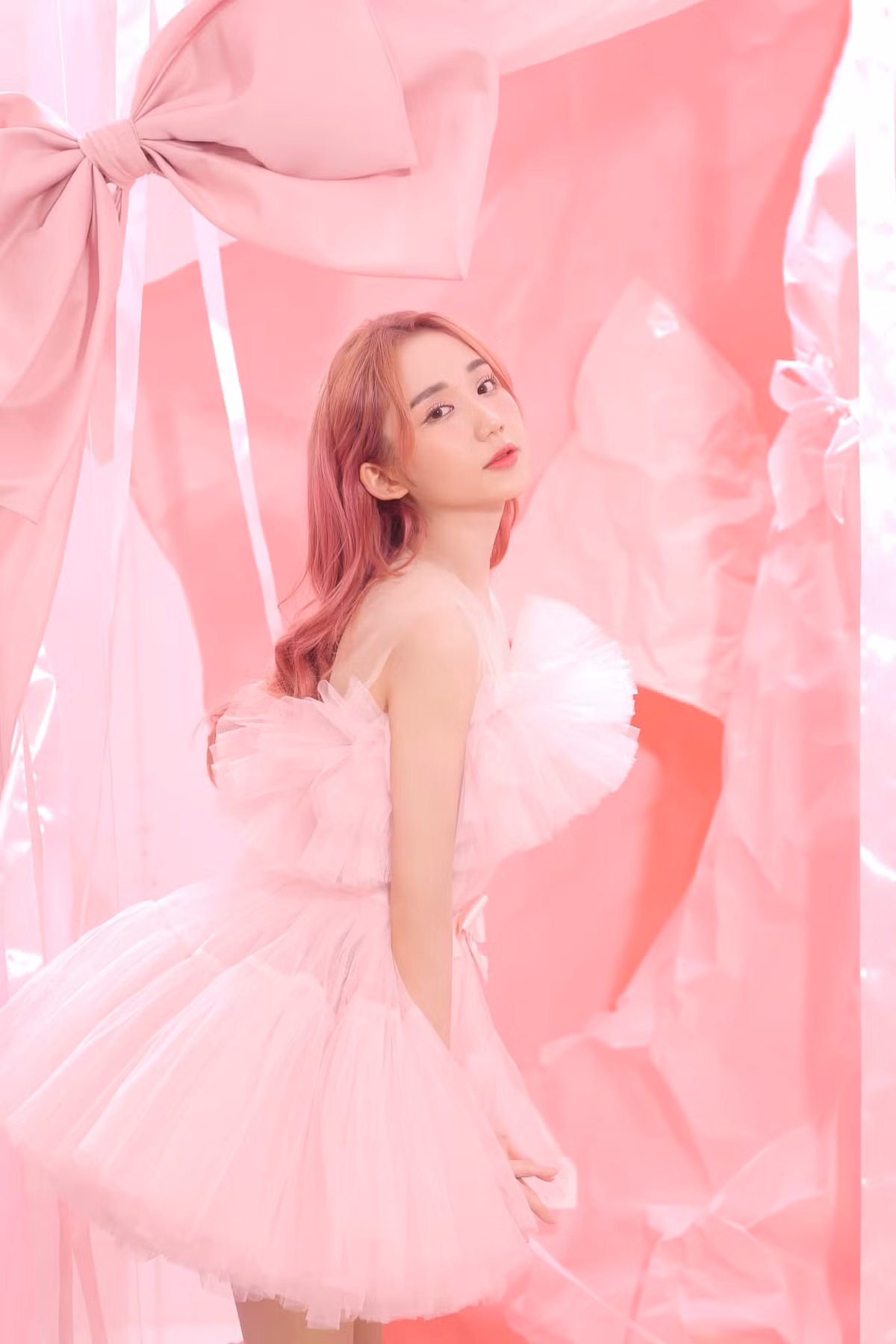 Mới đây, nữ streamer Mina Young đã đăng tải bộ ảnh ngập sắc hồng khiến dân tình vô cùng phấn khích.