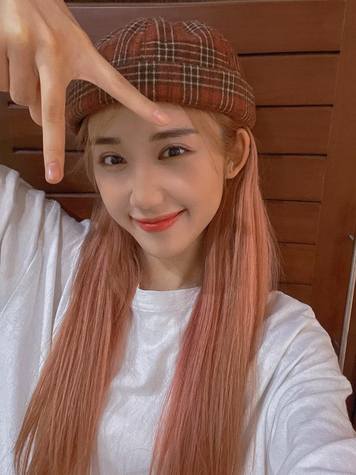 Mina Young tên thật là Nguyễn Nga, sinh năm 1998, là sinh viên khoa Thanh nhạc của ĐH Văn hóa Nghệ thuật Quân đội.