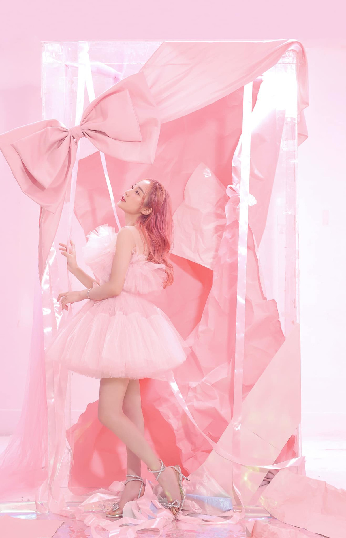 Người hâm mộ tỏ ra vui mừng vì sự trở lại của Mina Young, đồng thời dành nhiều lời khen đến phong cách mới lạ mà cô đang theo đuổi.