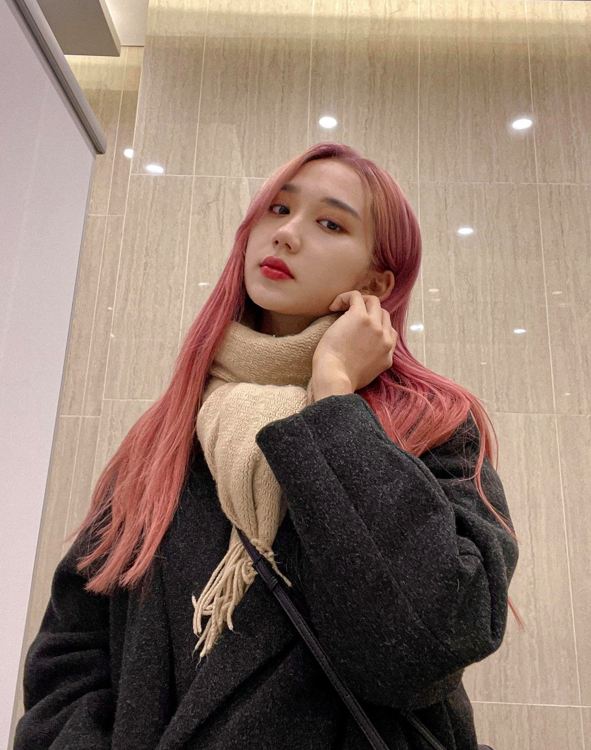 Mina sở hữu phong cách hoàn toàn trái ngược với nhiều hot girl bấy giờ với gu thời trang nhẹ nhàng, đáng yêu.