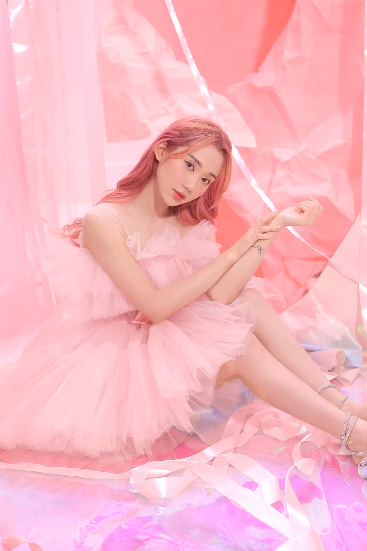 Bộ ảnh mới nhất của hot girl này được chụp theo concept màu hồng ngọt ngào, từ background, trang phục cho đến cả màu tóc.