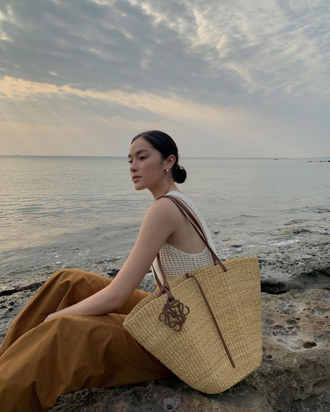 Diệu Linh còn được biết đến là một hot girl Hà thành đình đám, được nhiều nhãn hàng thời trang "chọn mặt gửi vàng".