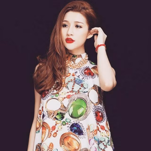 Là hot girl Hà thành, Vân Navy nhanh chóng trở thành người mẫu của nhiều hãng thời trang tại Việt Nam. Sau đó cô tham gia diễn xuất với những bộ phim đình đám như Nhật Ký Vàng Anh, 5s Online.