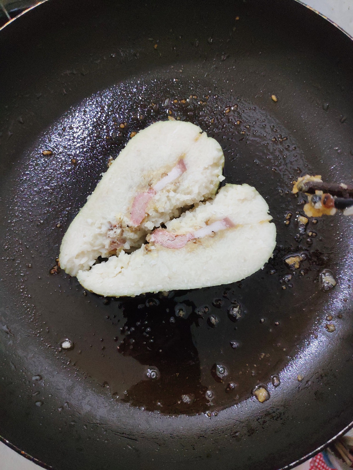 Valentine năm nay đúng vào dịp Tết Nguyên Đán nên chiếc bánh chưng hình trái tim có lẽ là món quà thiết thực nhất.