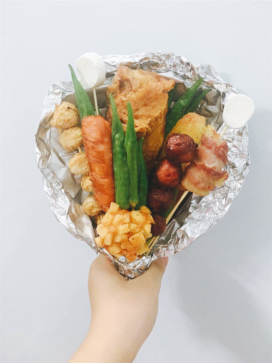 Bên cạnh những hình ảnh, câu chuyện tình yêu lãng mạn, giới trẻ Việt hiện cũng chia sẻ không ít món quà Valentine "lầy lội". Ảnh: Tổng hợp