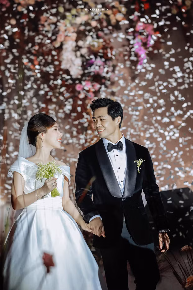 Công Phượng và Viên Minh nhìn nhau âu yếm, mỉm cười hạnh phúc trong loạt hình ảnh cưới khiến dân tình cũng hạnh phúc lây.